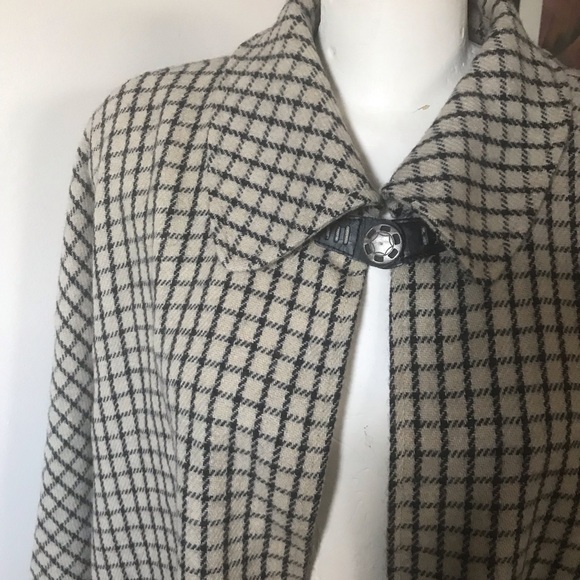 Beautiful Wool Cape - One Size - Picture 2 of 5